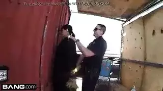 فتاة مثيرة تبلع قضيب شرطي على الرصيف لتهرب من العقاب