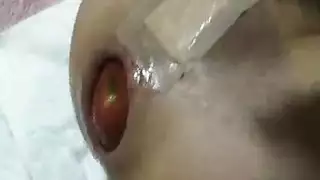 امرأة خبيرة تعلم شابًا درسًا جنسيًا