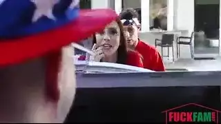 نيك مزدوج من الابن الزوج: أم وابنة في ثنائي جنسي صريح