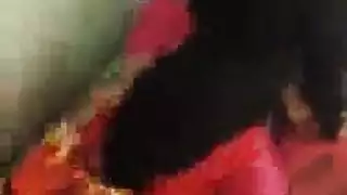 جماع سحاقي صريح: تئن وتقذف على الأريكة