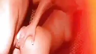 العاهرة السمراء نيكي فالنتين تخدم قضيبين ضخمين وتستمني حتى النشوة