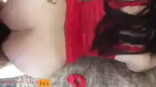 سمراء في شباك الصيد تأخذ وضعية الكلب المثيرة حتى تبلغ النشوة