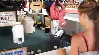 فتيات خاضعات على ركبهن لعلاقة جنسية جماعية صريحة