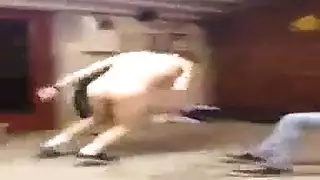 عشاق مثيرون يتناوبون على فراش صديقها الغائب