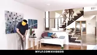 عامل النظافه في المطبخ