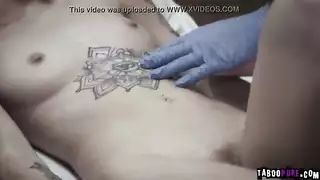 دكتور بينك ممرضه في المستشفى
