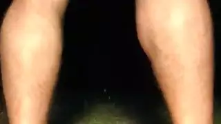 الرجل المستقيم المتعرق والمزيت يستمتع بجلسة دسار شرجي مثيرة مع هزاز في الهواء الطلق