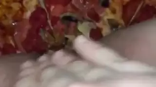 إباحية نزوة الطعام: حوريات هواة عربيات يُقذفن عليهن ويئنّ