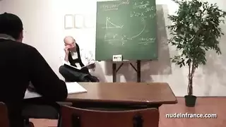 شاب عربي شاب يتم تناوبه وممارسة الجنس معه في المؤخرة من قبل الفصل