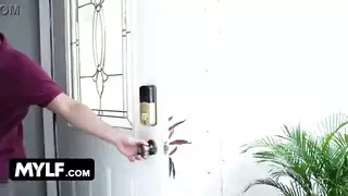 أم عربية ساخنة تمص وتمارس الجنس من أجل المال مع مدرب جنسي