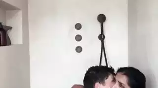 ضخ فرج في الحوض لهذه الفتاة العربية عديمة النقود