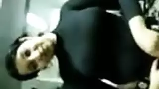 جلسة جماع في العيادة: طبيب يمزق ملابس فتاة عربية مثيرة لتصوير فيديو بورن