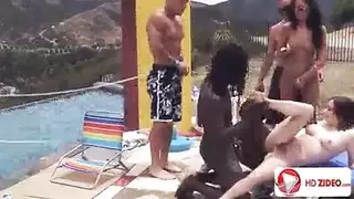 ‫أورجيا شقراوات مع رجال ذوي عضوات كبيرة بجانب المسبح‬