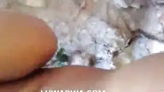 جنس في مكان مهجور عام: شرج عميق مع فتاة مغربية منحنية