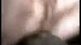 امرأة ناضجة بشعر أحمر وثدي ضخم تمنح شابًا مداعبة يدوية شهوانية