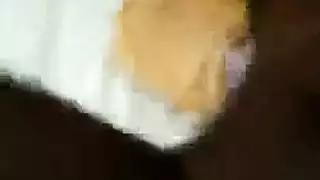 فعل شقراء على سمراء: صديقة تستغل الموقف بالكامل