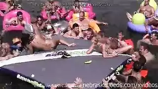 مص قضيب على شاطئ العراة: لعق فرجها المبلل قبل القذف العميق